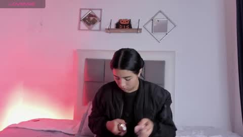 aliice_walker_ online show from January 11, 2025, 12:40 pm