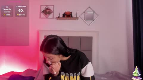 aliice_walker_ online show from January 17, 2025, 12:31 pm