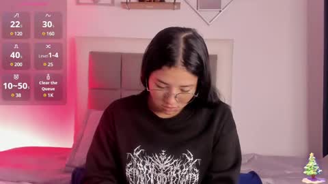 aliice_walker_ online show from January 18, 2025, 12:04 pm