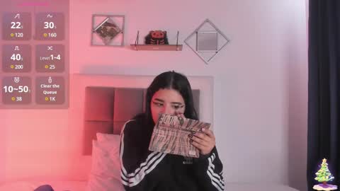 aliice_walker_ online show from January 22, 2025, 12:49 pm