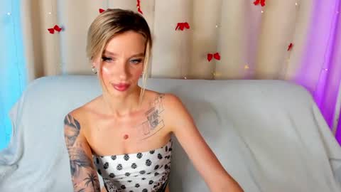 Snapshot of alina_lovelyx chatting on June 28, 2026, 1:22 am Alina online show from June 28, 2026, 1:22 am