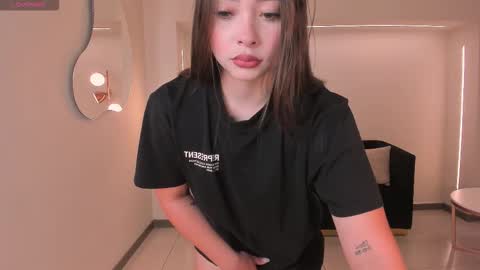 alinakravitz_ online show from March 6, 2026, 11:17 am