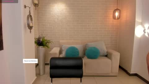 alinakravitz_ online show from April 28, 2026, 6:46 pm