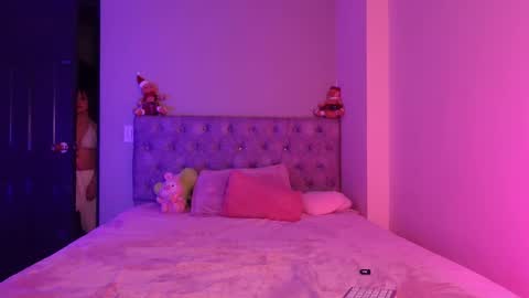 alisha_olsen_ online show from December 4, 2025, 4:33 am