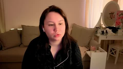 Alisia online show from May 3, 2026, 5:02 am