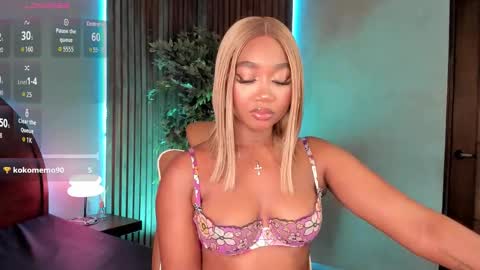 Snapshot of alisoon_moon chatting on November 22, 2025, 1:59 am Alison Moon online show from November 22, 2025, 1:59 am