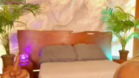 Snapshot of alisoon_moon chatting on May 9, 2026, 11:32 pm Alison Moon online show from May 9, 2026, 11:32 pm