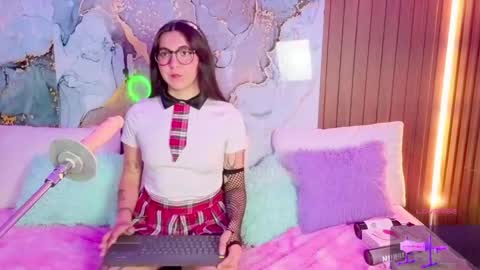 Mia online show from April 28, 2026, 8:36 pm