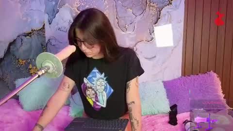 Mia online show from May 1, 2026, 10:25 pm