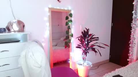 Snapshot of alissesallie_ chatting on December 10, 2024, 2:05 am alissesallie_ online show from December 10, 2024, 2:05 am