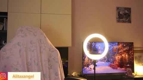 Snapshot of alitaangel_ chatting on December 5, 2024, 7:28 pm A L I T A online show from December 5, 2024, 7:28 pm