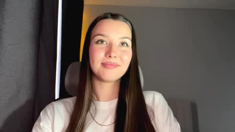 Annie online show from November 19, 2025, 9:53 am