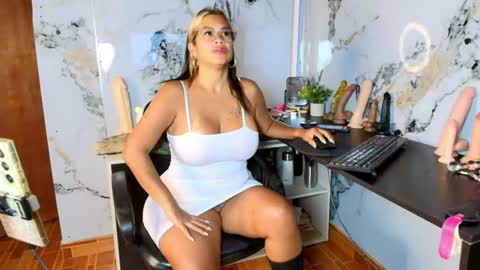 Snapshot of alixlong chatting on July 7, 2026, 10:19 am Alix online show from July 7, 2026, 10:19 am