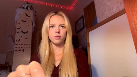 Snapshot of allegralenherr chatting on November 3, 2025, 9:43 am Lina online show from November 3, 2025, 9:43 am