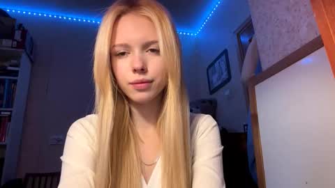 Snapshot of allegralenherr chatting on November 18, 2025, 9:03 am Lina online show from November 18, 2025, 9:03 am
