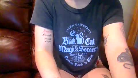 Snapshot of alliebearx chatting on November 14, 2025, 5:33 pm alliebearx online show from November 14, 2025, 5:33 pm