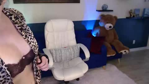 Snapshot of allison_hill19 chatting on September 30, 2025, 2:22 pm Alli online show from September 30, 2025, 2:22 pm