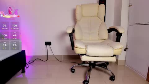 Alli  online show from October 6, 2025, 7:44 pm