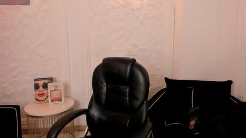 Snapshot of allyjensen chatting on July 17, 2026, 10:22 am Alisson online show from July 17, 2026, 10:22 am