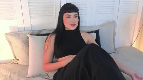 Mia online show from May 4, 2026, 3:19 pm
