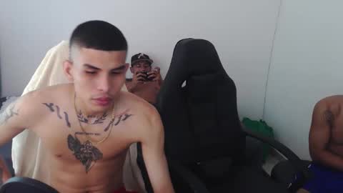 alphas_latins online show from April 23, 2026, 7:49 pm