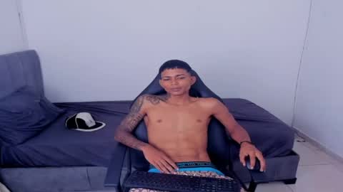 alphas_latins online show from April 29, 2026, 11:00 pm
