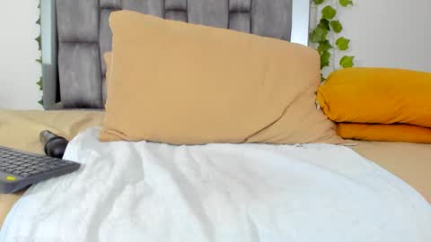 alyssia online show from October 4, 2025, 12:36 pm