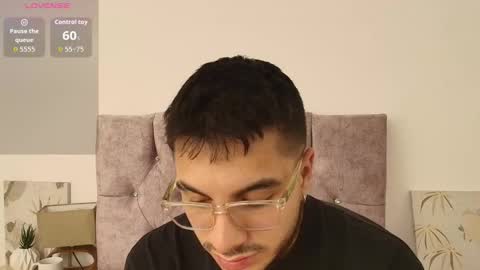 Snapshot of amadeo_wild chatting on October 26, 2025, 4:29 am Amadeo Wild online show from October 26, 2025, 4:29 am