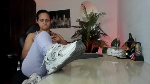 Snapshot of amaia_bushida chatting on October 23, 2025, 2:11 am anny online show from October 23, 2025, 2:11 am