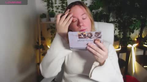 Snapshot of amanda_butlerr chatting on December 17, 2025, 8:42 am Hi im Amanda online show from December 17, 2025, 8:42 am