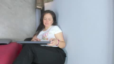 Snapshot of amara_luxe chatting on November 29, 2025, 2:31 pm amara_luxe online show from November 29, 2025, 2:31 pm