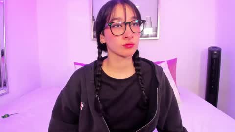 ambar_bloom online show from March 17, 2026, 12:08 pm