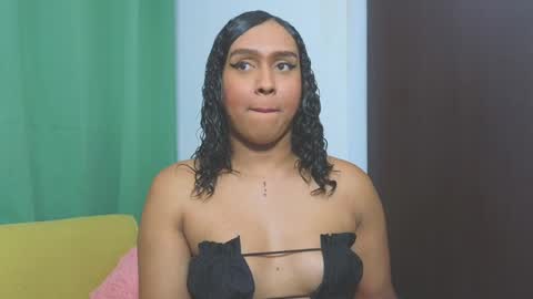 Snapshot of amber_lee20 chatting on December 6, 2024, 2:35 am LUISA online show from December 6, 2024, 2:35 am