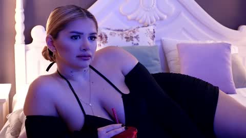 Snapshot of amberseyes chatting on December 9, 2024, 8:33 am Amberseyes online show from December 9, 2024, 8:33 am