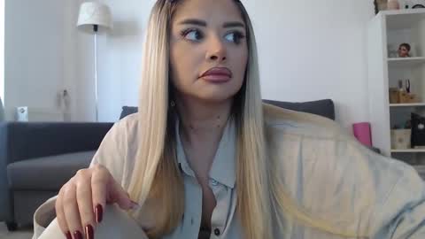 Snapshot of amberseyes chatting on September 19, 2025, 10:49 am Amberseyes online show from September 19, 2025, 10:49 am