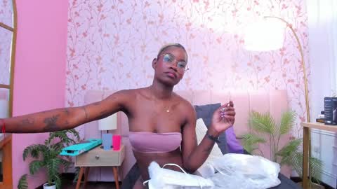 Amelia Adams online show from November 12, 2025, 7:35 pm