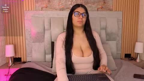 AMELIA CASTELL  online show from March 16, 2026, 11:25 am