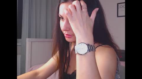 amelinamersi online show from September 8, 2025, 5:01 pm