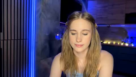 Snapshot of amily_sunray chatting on May 13, 2026, 4:37 pm Amily online show from May 13, 2026, 4:37 pm
