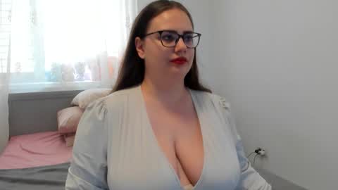 Snapshot of amiravyxen chatting on July 1, 2026, 7:43 am Amira Vyxen online show from July 1, 2026, 7:43 am