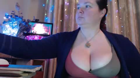 amorelara online show from February 4, 2026, 6:19 am