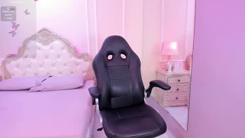 Snapshot of amyblackwood chatting on October 6, 2025, 7:33 pm Amy online show from October 6, 2025, 7:33 pm