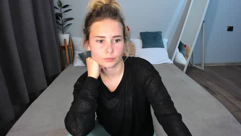 Snapshot of amymilson chatting on December 7, 2024, 6:26 pm amymilson online show from December 7, 2024, 6:26 pm