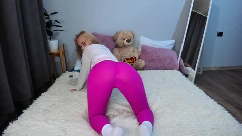 Snapshot of amymilson chatting on December 19, 2024, 10:21 pm amymilson online show from December 19, 2024, 10:21 pm