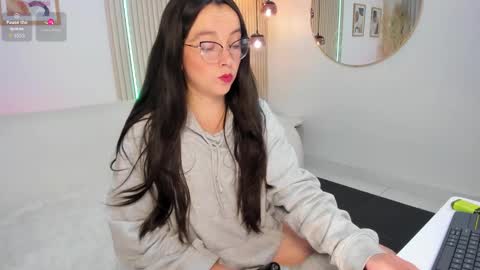 Snapshot of ana_ev chatting on November 27, 2025, 8:05 am Ana online show from November 27, 2025, 8:05 am