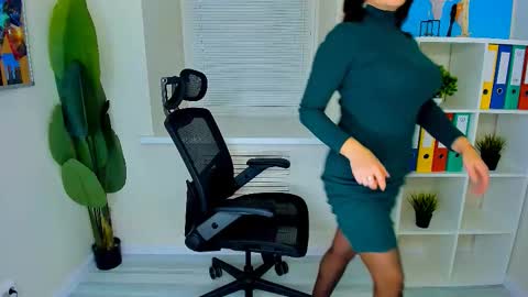 Snapshot of ana_mills chatting on October 3, 2025, 10:12 am Ana online show from October 3, 2025, 10:12 am