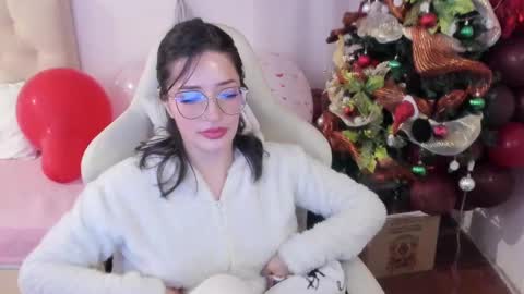 Snapshot of ana_ruuh chatting on December 19, 2024, 7:29 pm Im anna but you can call me as you want online show from December 19, 2024, 7:29 pm