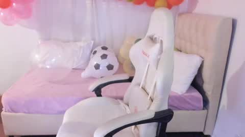 Snapshot of ana_ruuh chatting on March 7, 2025, 2:15 am Im anna but you can call me as you want online show from March 7, 2025, 2:15 am