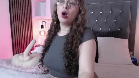 Snapshot of anaa_moon chatting on May 6, 2026, 4:41 am Ana Moon online show from May 6, 2026, 4:41 am