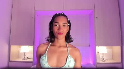 anaacollins_ online show from April 30, 2026, 12:11 pm